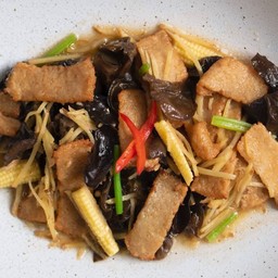 ไก่ผัดขิงเห็ดหูหนู