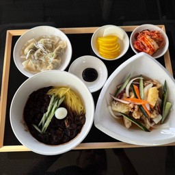 บะหมี่ดำซอสหมู (, หมูทอดราดซอสเปรี้ยวหวาน , เกี๊ยวต้ม 6 ชิ้น