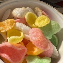 ชาไทยเเละข้าวเกรียบทอดสด