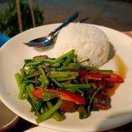 ผักบุ้งหมูชิ้นราดข้าว