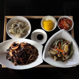 บะหมี่ดำซอสหมูและซีฟู๊ด เล็ก, มินิหมูทอดราดซอสเปรี้ยวหวาน เล็ก, เกี๊ยวต้ม 6 ชิ้น