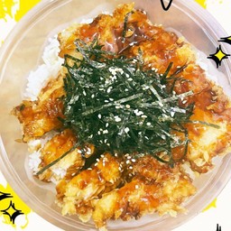 ข้าวหอมมะลิไก่ทอดซอสเผ็ดมาก