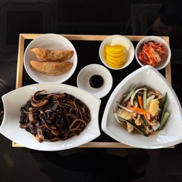 บะหมี่ดำซอสหมูและซีฟู๊ด, หมูทอดราดซอสเปรี้ยวหวาน เกี๊ยวทอด 2 ชิ้น