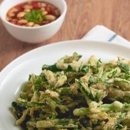 ยำผักบุ้งกรอบ