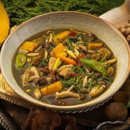 แกงเห็ดสมุนไพร กับข้าวคนเมือง(กาดน้ำทอง)