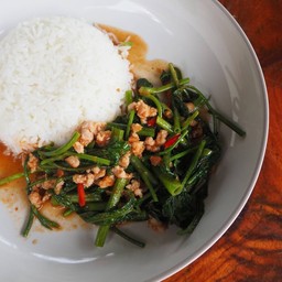 ผักบุ้งหมูสับราดข้าว