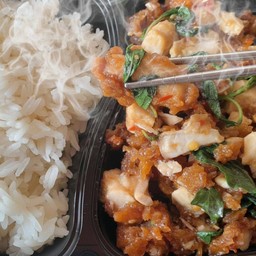 ข้าวมัน ผัดกะเพรา ไก่ทอด (ธรรมดา)