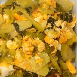 ผัดผักกาดดองใส่ไข่ ราดข้าว