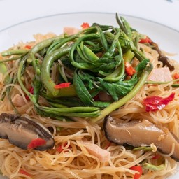 เส้นหมี่ผัดผักกระเฉด