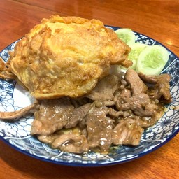 ข้าวหมูชิ้นผัดกระเทียม ตาฟลุ๊ค