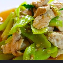 ผัดพริกหยวกหมูเป็นกับข้าว