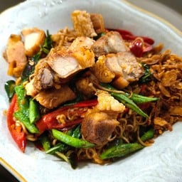 มาม่าผัดฉ่าหมูกรอบ