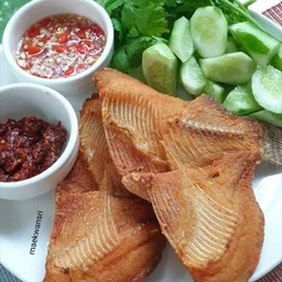 เซทน้ำพริกกะปิ+ปลานิลแดดเดียวแบบผ่า4ตัว+ผักสดผักต้ม