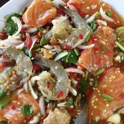 ยำแชลมอนและกุ้ง