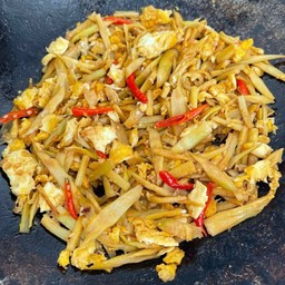 ข้าวราดหน่อไม้ผัดไข่