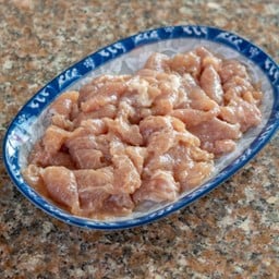 หมูหมัก 100 กรัมทำสุกแล้วใส่ลงในสุกี้กล่องพร้อมทาน *โปรดระบุว่าใส่กล่องไหน