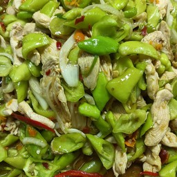 ผัดพริกหยวกไก่พริกสด