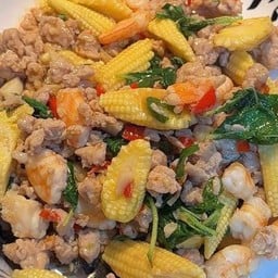 ข้าวราดกระเพราข้าวโพดอ่อน