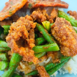 ข้าวผัดพริกแกง หมูสับ ไก่ เนื้อ