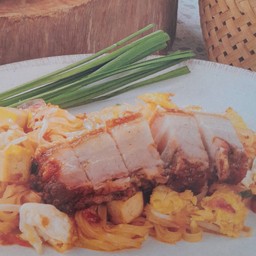 ผัดไทยหมูกรอบ