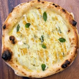 พิซซ่าชีส4ชนิดราดด้วยน้ำผึ้ง