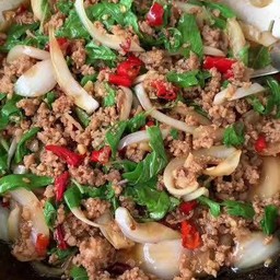 ข้าวกระเพราหอมใหญ่