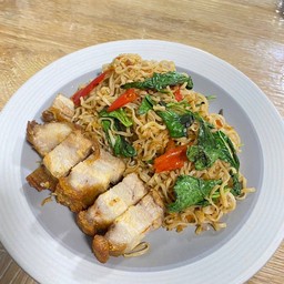 บะหมี่กะเพราหมูกรอบ