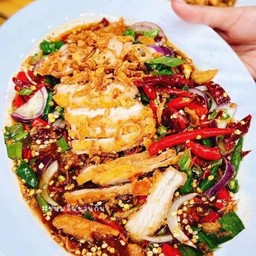 ยำสามชั้นทอด