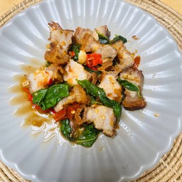 กะเพราหมูกรอบ(กับข้าว)