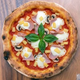 พิซซ่าฮาวายสไตล์อิตาเลียนกับสับปะรด แฮมปรุงสุก และมอสซาเรลล่าชีส