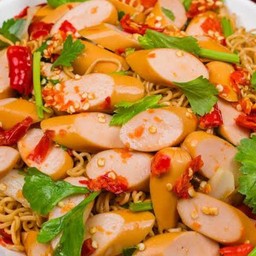 ยำมาม่าไส้กรอก