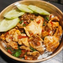 กะเพราไก่+หมูชิ้น+หมูสับ(ราดข้าว)