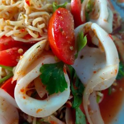 ยำมาม่าปลาหมึก