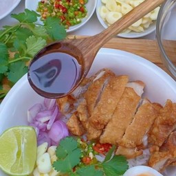 ข้าวคลุกไก่ทอดน้ำปลา