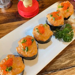 สไปซึ่แซลมอนมากิ  Spicy salmon maki