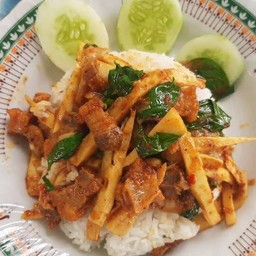 พริกแกงหน้อไม้ราดข้าว