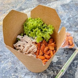หมี่คลุกไก่ฉีกหมูกระจก