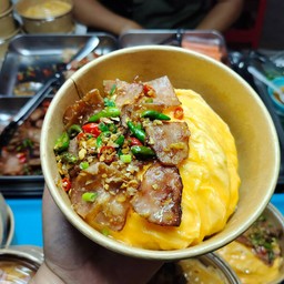 ข้าวไข่ข้นเบคอนผัดพริกสด