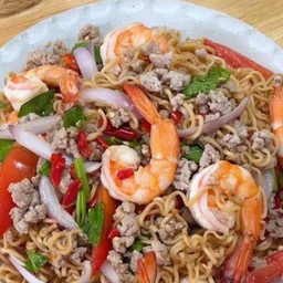 ยำมาม่าทะเลแซ่บ กุ้ง/ปลาหมึก