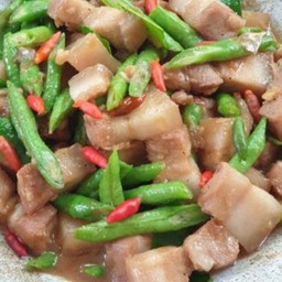 สามชั้นผัดกะปิถั่วฝักยาว