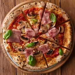 พิซซ่ากับแฮมหมัก เห็ด และมอสซาเรลล่าชีส