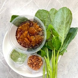 แมงกระพรุนหัวกระสุน (100 g) (พร้อมน้ำจิ้มซีฟู้ดไซส์ 2 ออนซ์ + หอมเจียวไซส์ 2 ออนซ์ และ ผักคะน้า)