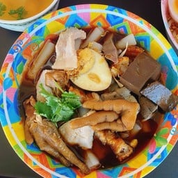 ก๋วยจั๊บเครื่องแน่น ประตู 6