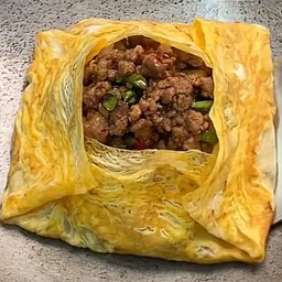 ข้าวห่อไข่ กะเพราหมูสับพริกแห้ง