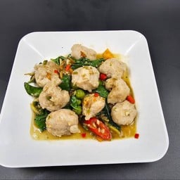 ผัดเผ็ดลูกชิ้นปลากราย