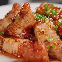 ข้าวหมูกรอบคั่วซอสหมาล่า