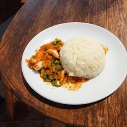 ผัดพริกแกงราดข้าว