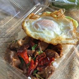 ข้าวกะเพราหมูตุ๋น ฟรีไข่ดาว