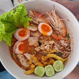 ก๋วยเตี๋ยวต้มยำ ไข่มังกร by ตองเจ ข้างปั้มเซลล์ มทร.ล้านนาตาก