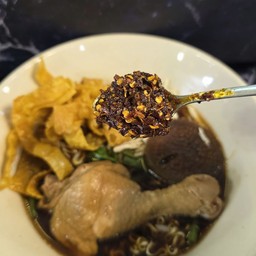 ก๋วยเตี๋ยวไก่ตุ๋น น่องไก่ใหญ่ +ไก่ฉีก+เกี๊ยวทอด+พริกคั่ว+พริกป่น+น้ำตาล+ผัก